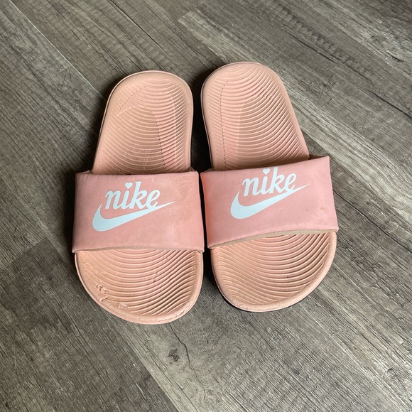 Kid’s Pink Nike slides - Picture 1 of 4